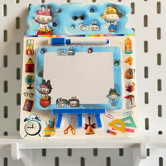 mini-wihte-board-labubu